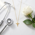 Femme portant collier caducée doré
