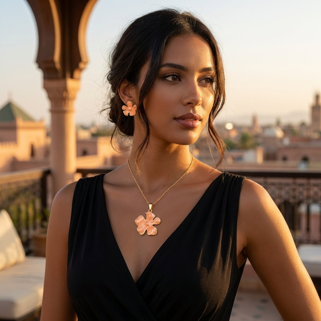 Femme marocaine portant la parure fleur rose pêche sur rooftop à Marrakech