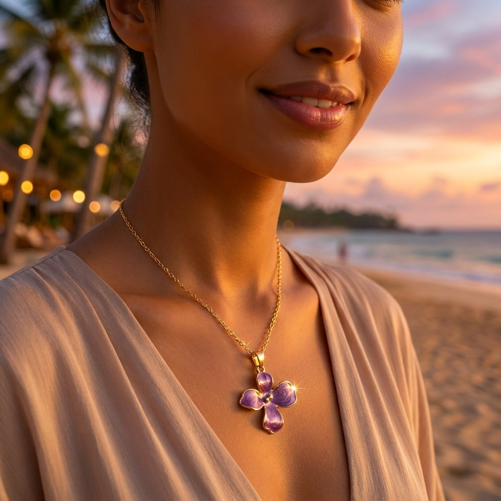 Femme portant le collier fleur violet mauve sur la plage au coucher du soleil