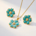 Parure fleur turquoise et or - collier pendentif et boucles d'oreilles sur fond blanc