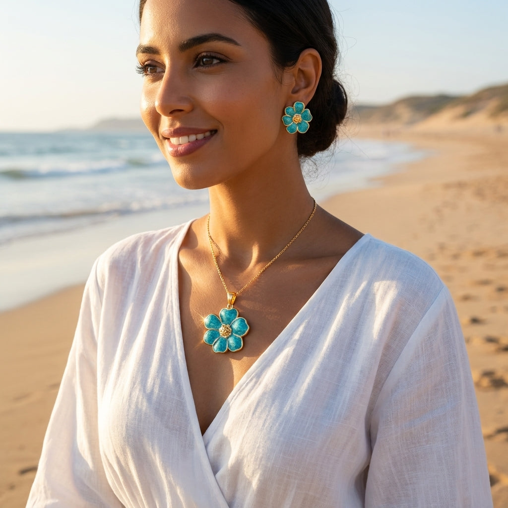 Femme marocaine portant la parure fleur turquoise dorée sur la plage au coucher du soleil