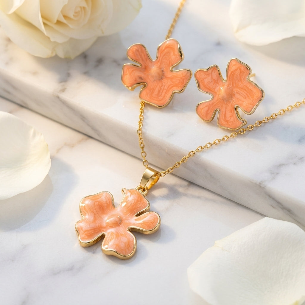 Parure fleur or et email rose pêche - collier et boucles d'oreilles sur marbre blanc