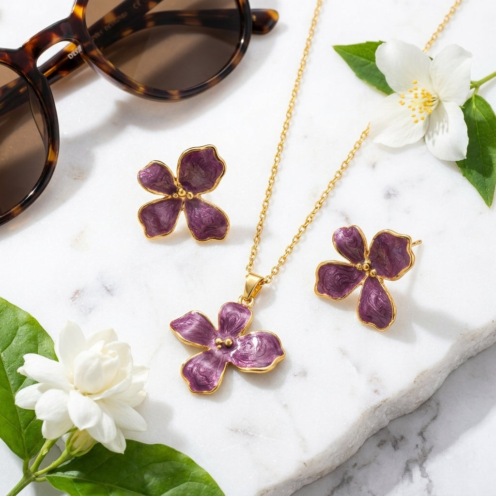 Parure fleur or et email violet mauve - collier et boucles d'oreilles sur marbre blanc