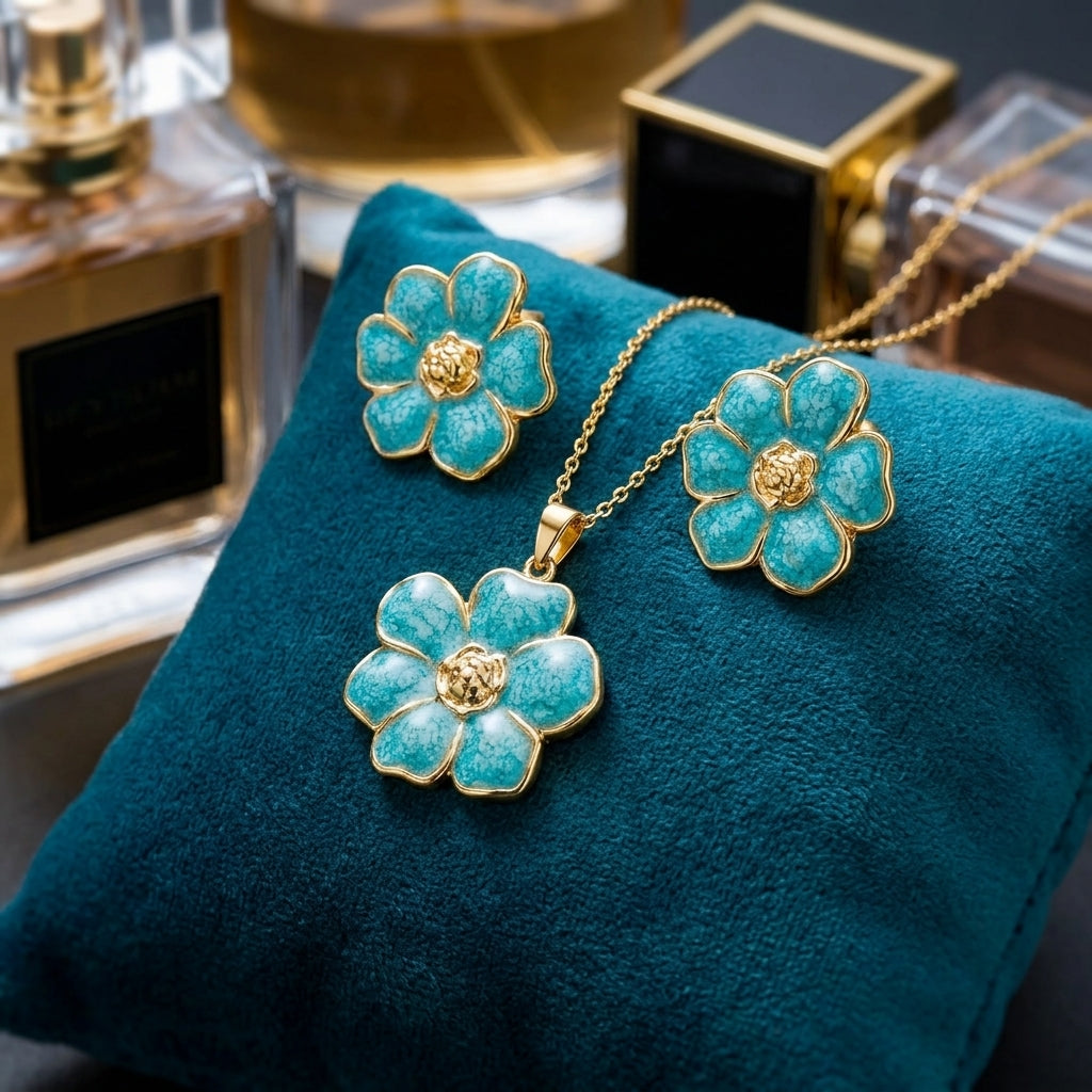 Parure fleur turquoise et or sur coussin de velours vert avec flacons de parfum