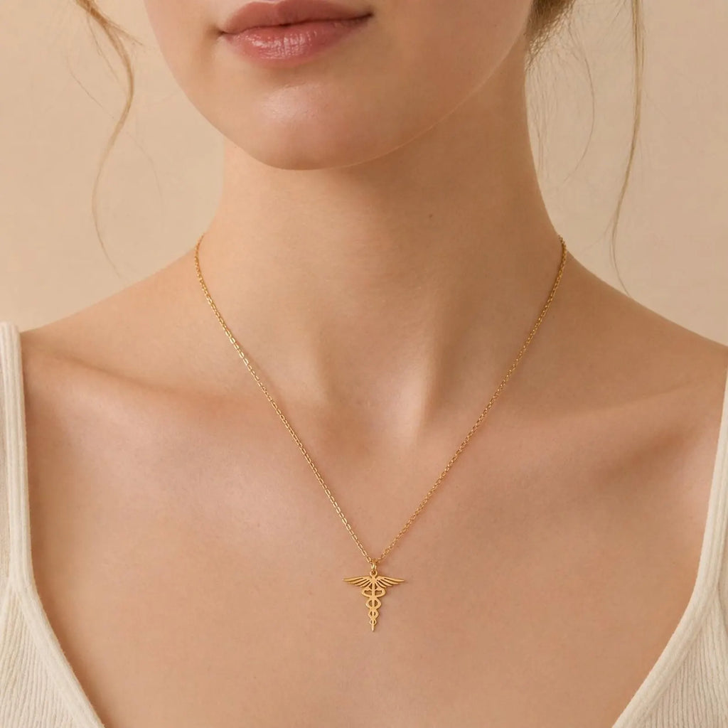 Pendentif caducée doré avec stéthoscope et rose blanche